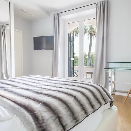 With Pool, Sea View And Garden Villa Golfe-Juan